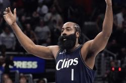 开云体育官网-火箭不敌马刺，哈登砍下全场最高40分