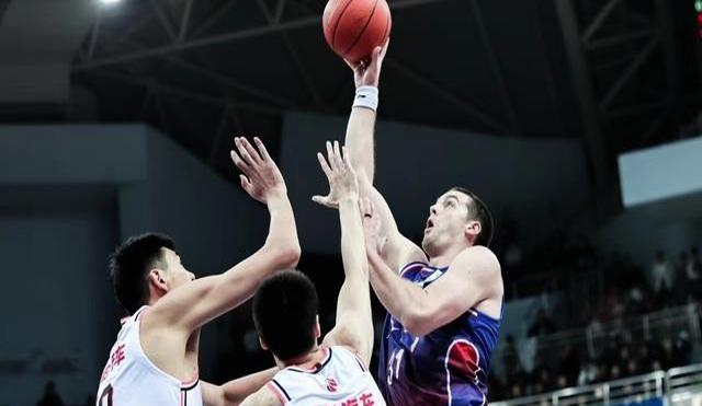 广东宏远全面击败山东，取得五连胜的简单介绍
