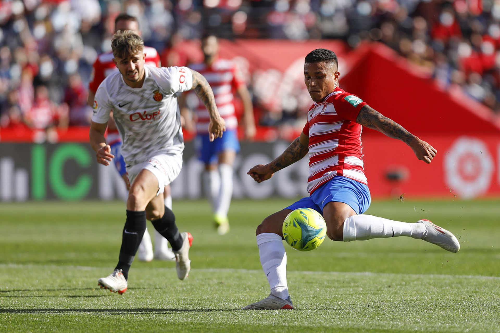 比利亚雷亚尔客场逼平，保持不败纪录