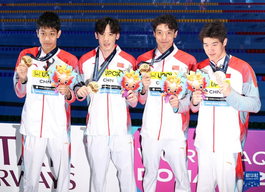 同心协力：中国游泳队携手晋级半决赛