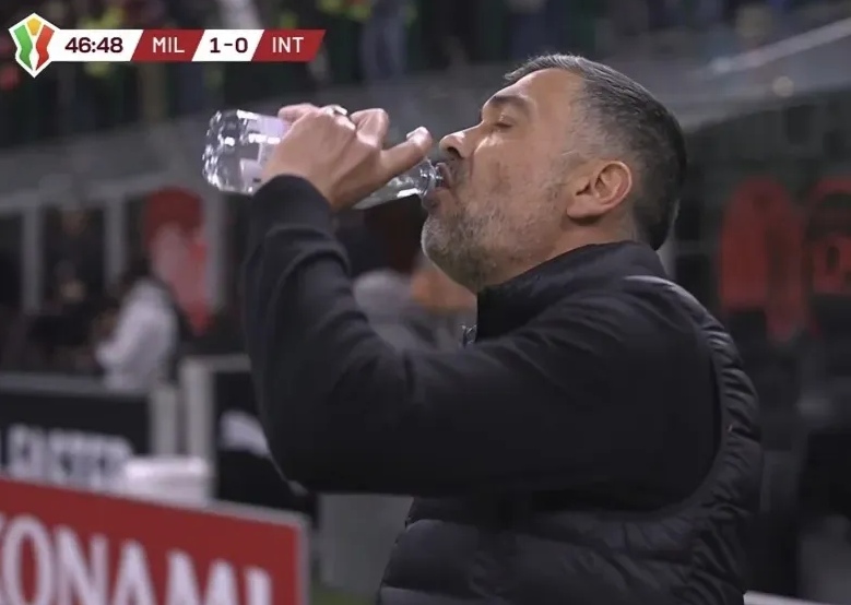 包含米兰城市德比战平落幕，AC米兰名列榜首的词条