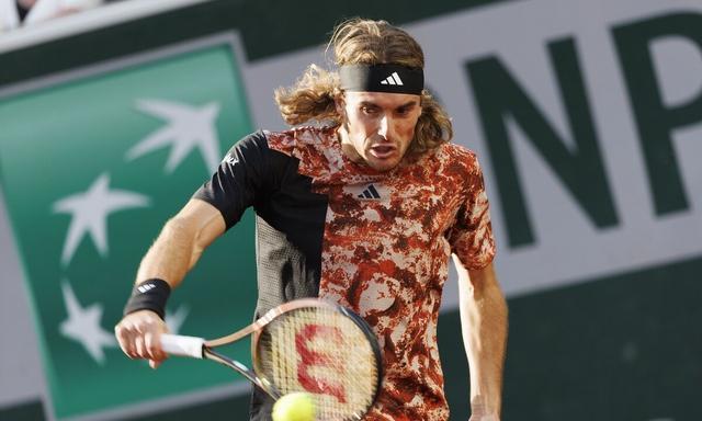 包含世界网球队翻盘英国网球队，西西帕斯打破历史纪录的词条