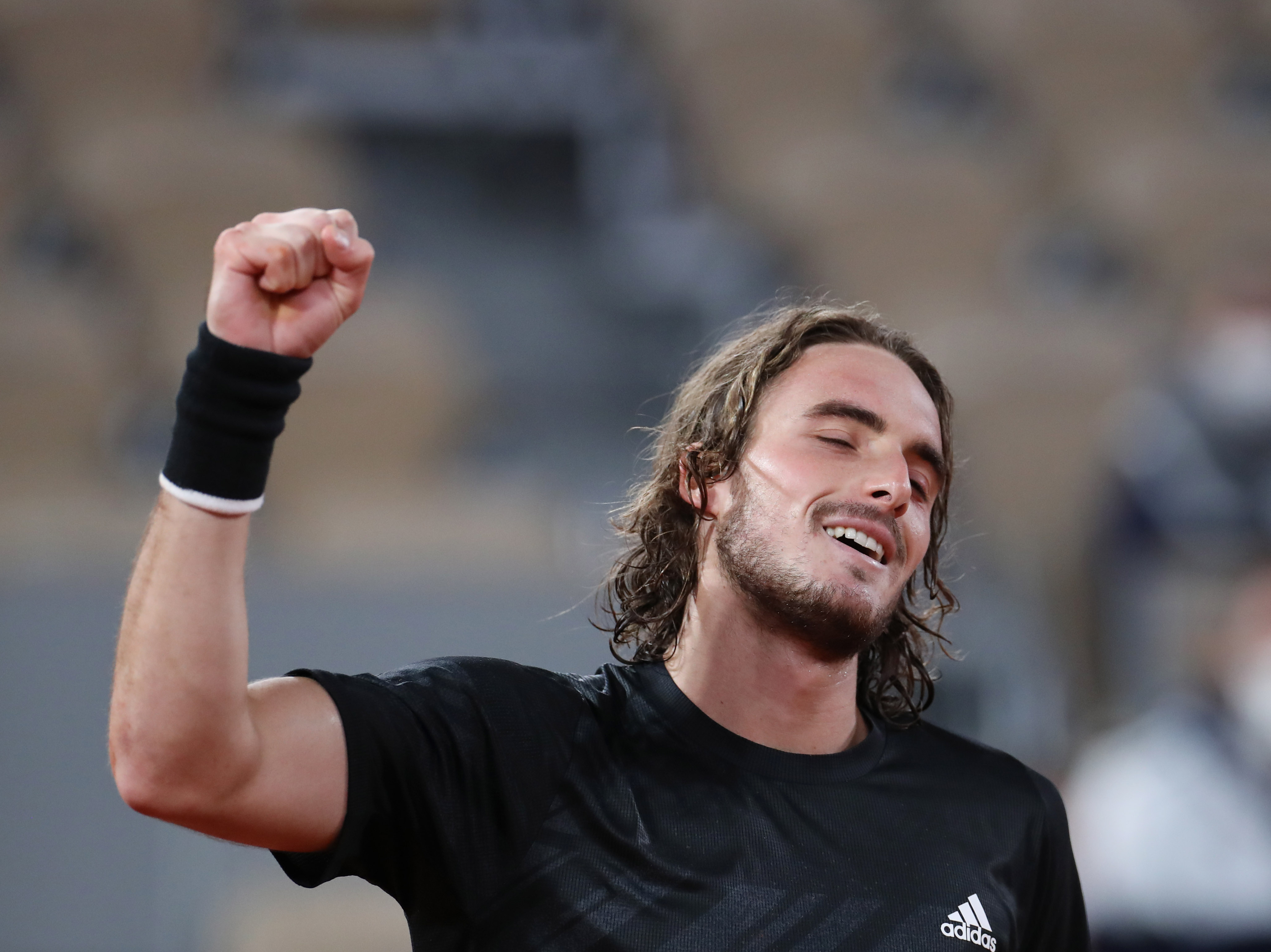 英国网球队碾压世界网球队，西西帕斯统治全场的简单介绍