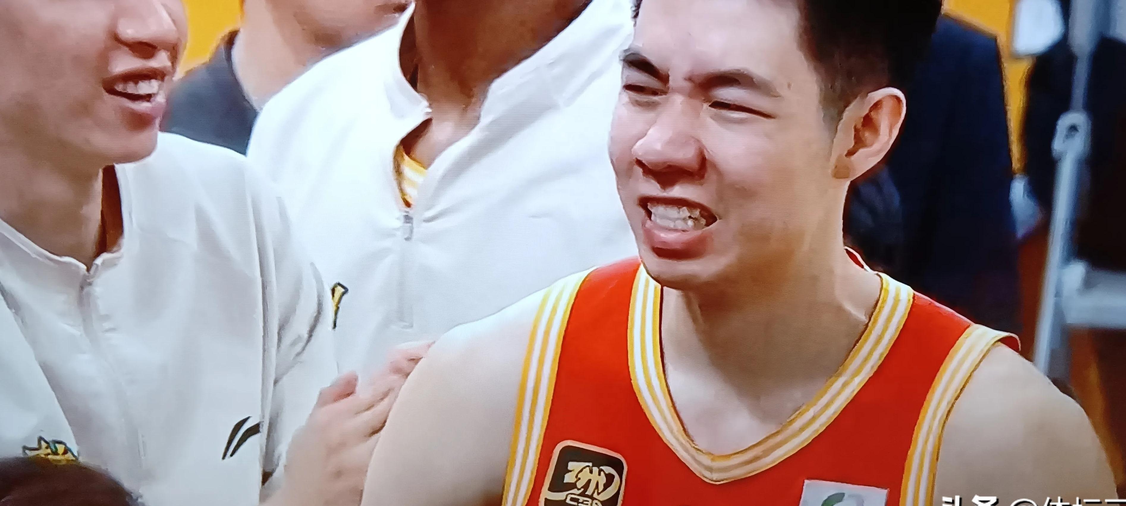 广东队鏖战76人，胡金秋带队取胜